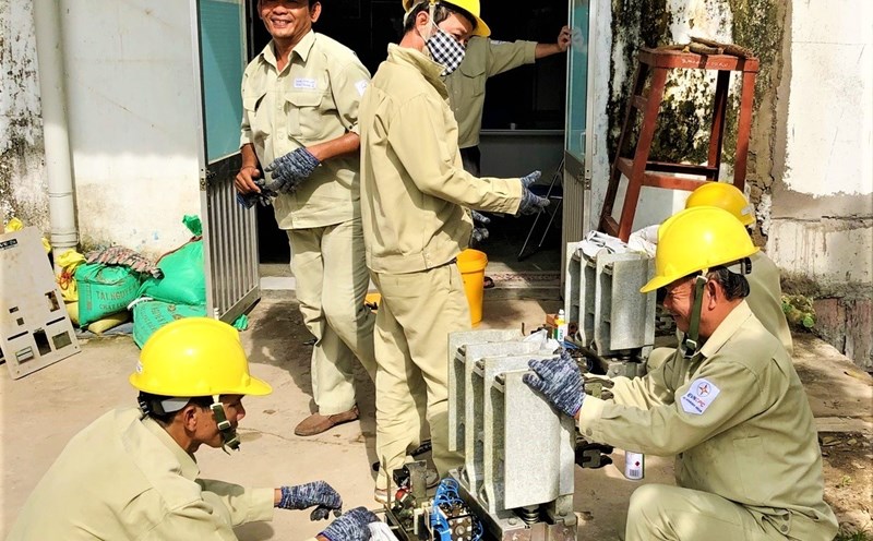 Các kỹ sư điện PC Khánh Hòa đang tiến hành bảo dưỡng máy móc chuẩn bị ứng phó mùa mưa bão. Ảnh: Huy Tôn
