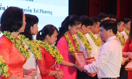 Lãnh đạo UBND quận Hồng Bàng khen thưởng 60 lao động giỏi tiêu biểu 2019. Ảnh: MD