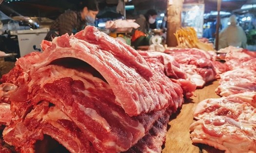 Sức bán ra của thịt lợn tại các chợ giảm mạnh do giá tăng cao. Ảnh: Khánh Vũ