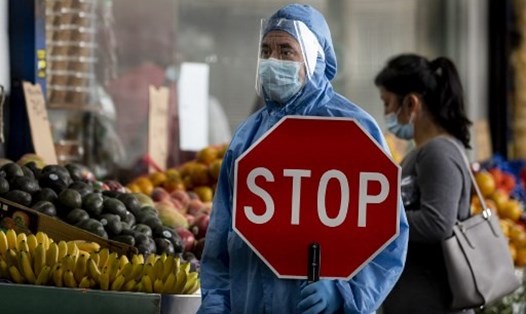 Một nhân viên mặc đồ bảo hộ tại một chợ thực phẩm ở khu phố Jackson Heights, quận Queens, thành phố New York, ngày 18.5. Ảnh: AFP