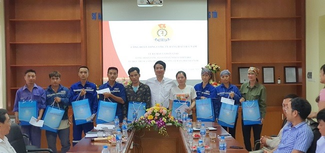 Đồng chí Lê Phan Linh - Chủ tịch Công đoàn Hàng hải Việt Nam tặng quà cho các đoàn viên Công ty cổ phần Nosco Ship Yard. Ảnh: Phương Nguyễn