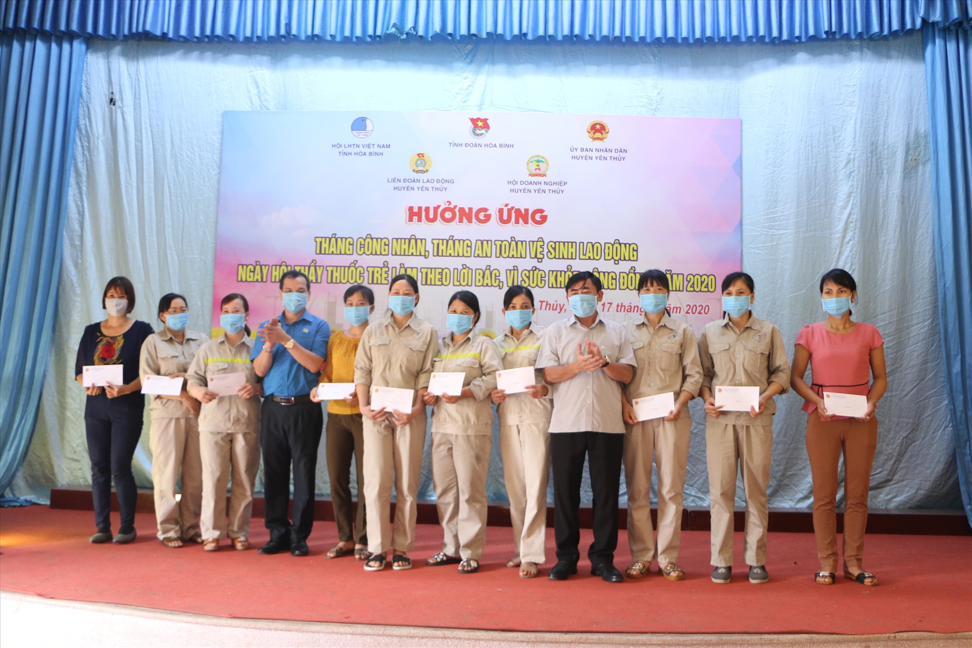 Công nhân lao động nhận quà tại Chương trình. Ảnh: Mạnh Cường.