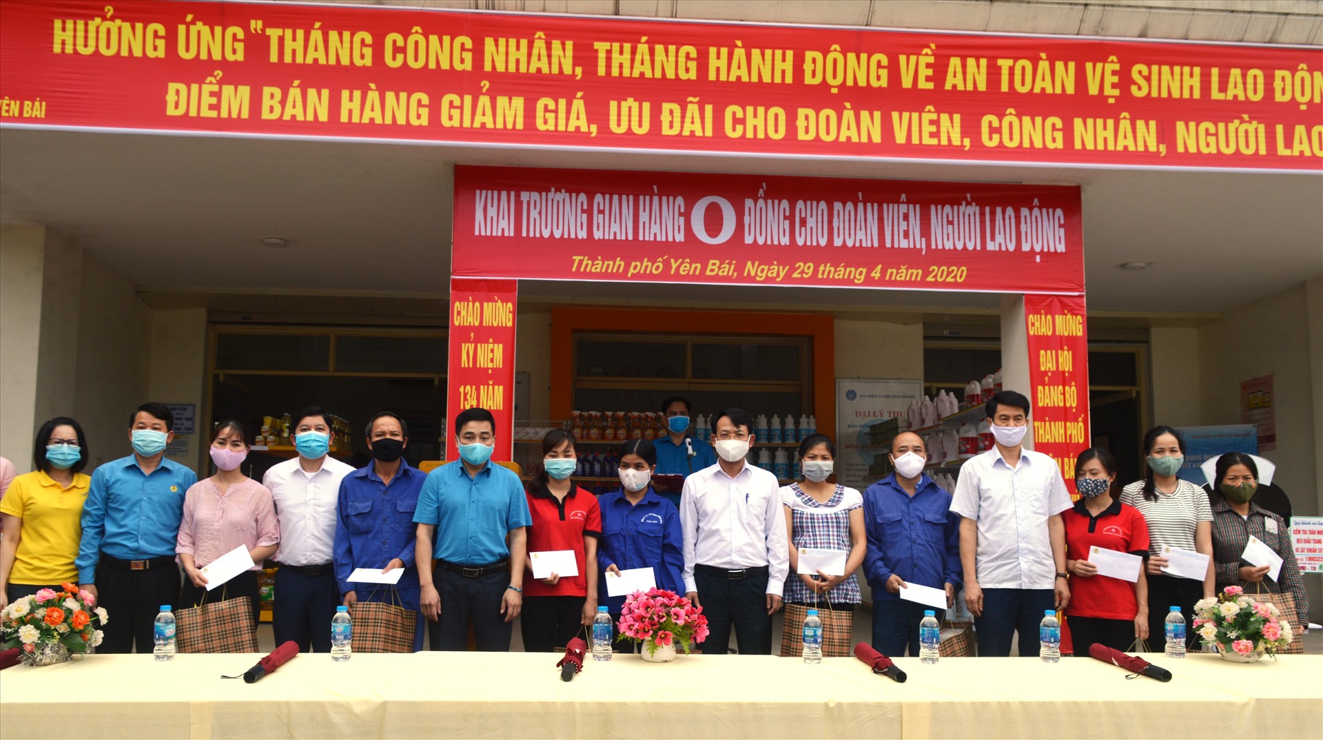 Lãnh đạo LĐLĐ tỉnh, LĐLĐ thành phố Yên Bái trao hỗ trợ cho người lao động có hoàn cảnh khó khăn bị ảnh hưởng đến đời sống việc làm do tình hình dịch bệnh COVID – 19. Ảnh: Quỳnh Xuân