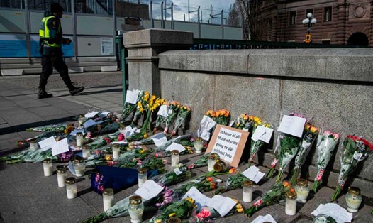 Hoa tưởng niệm những người đã chết vì COVID-19 ở quảng trường Mynttorget, thủ đô Stockholm. Ảnh: AFP