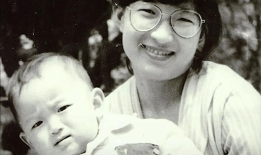 Mao Yin lúc nhỏ trước khi bị bắt cóc và mẹ - bà Li Jingzhi. Ảnh: SCMP.