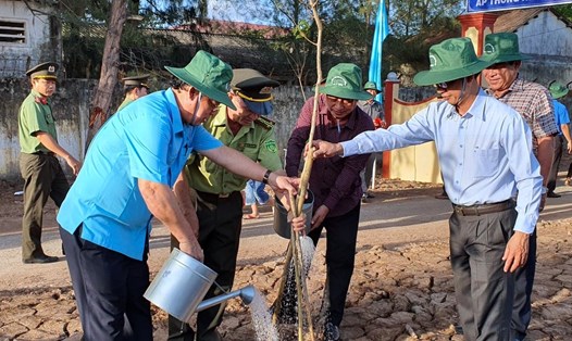 Chủ tịch UBND tỉnh Bạc Liêu (bên trái) trồng cây sau lễ phát động. Ảnh: Nhật Hồ