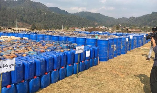 Các thùng hóa chất tiền chất được sử dụng để sản xuất methamphetamine, ketamine, heroin và fentanyl bị cảnh sát và quân đội Myanmar ở bang Shan thu giữ. Ảnh: Cảnh sát Myanmar / UNODC