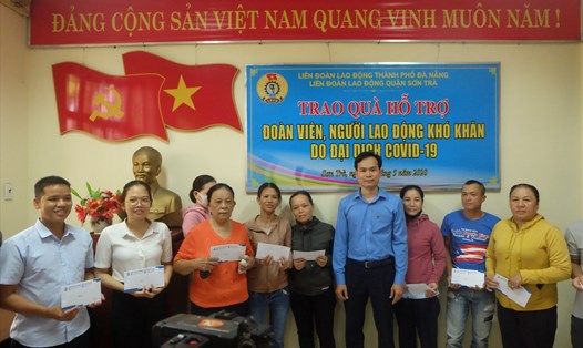 Ông Nguyễn Duy Minh, Chủ tịch LĐLĐ thành phố Đà Nẵng trao quà hỗ trợ người lao động khó khăn do dịch COVID-19. Ảnh: Ngọc Yến