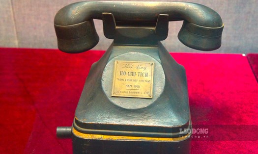 Máy điện thoại do Xưởng Bưu điện Liên khu III sản xuất tặng Chủ tịch Hồ Chí Minh tháng 4.1951. Ảnh: Trần Kiều