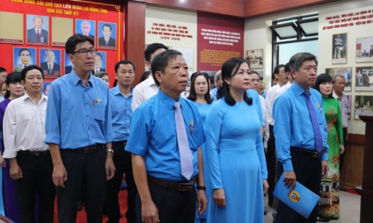 Các cán bộ Công đoàn tiêu biểu làm lễ dâng hương tại phòng truyền thống LĐLĐ tỉnh Thừa Thiên - Huế nhân dịp 130 năm ngày sinh Chủ tịch Hồ Chí minh. Ảnh: P. Đạt
