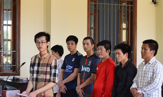 ị cáo Nguyễn Phi Thông (đứng trước) và các bị cáo tại phiên tòa sơ thẩm. Ảnh: Thành Nhân