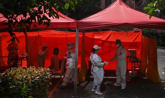 Các nhân viên y tế lấy mẫu xét nghiệm COVID-19 ở Vũ Hán, tỉnh Hồ Bắc hôm 19.5. Ảnh: AFP.