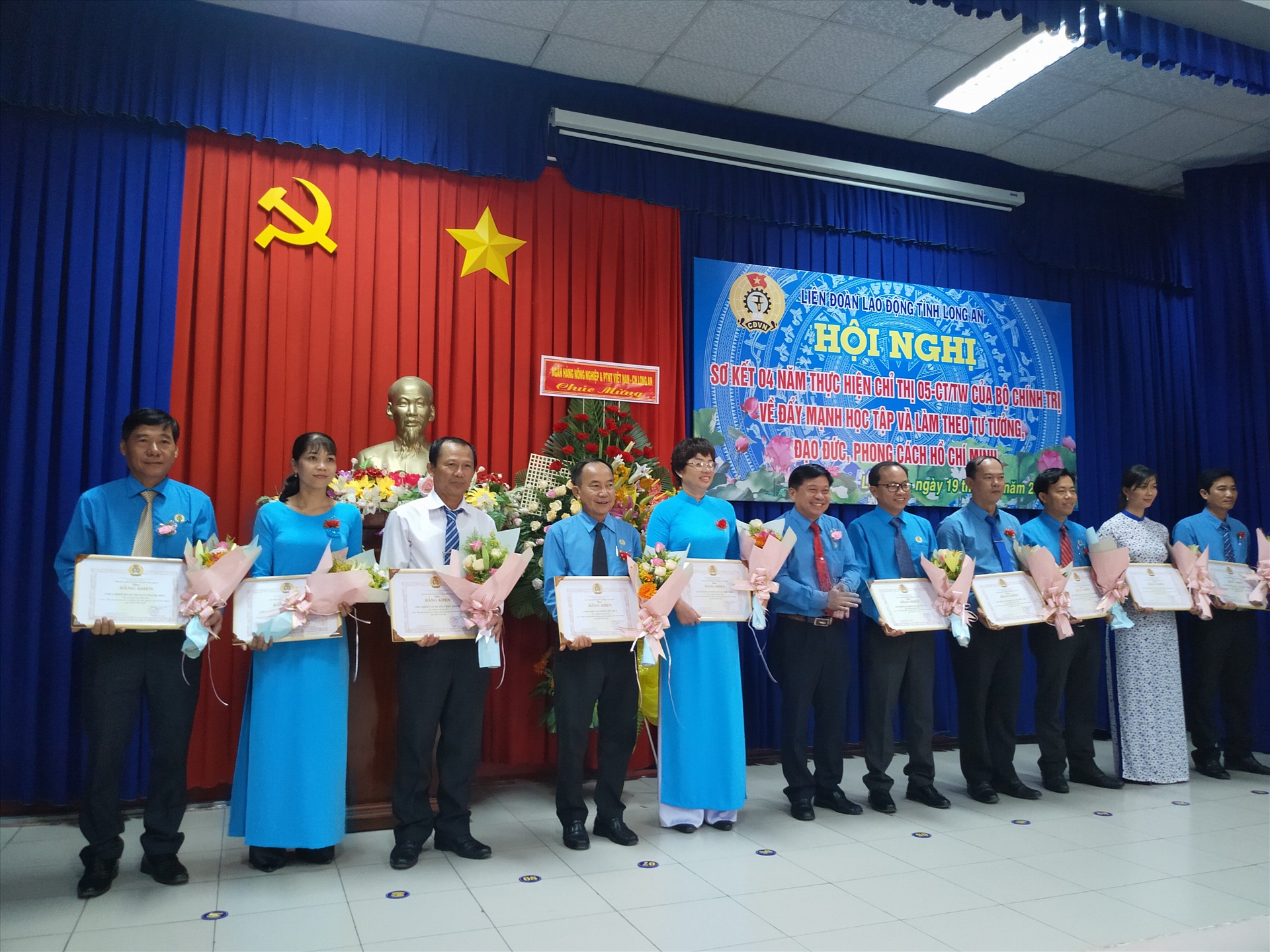 LĐLĐ tỉnh Long An khen thưởng thành tích học tập và làm theo tư tưởng, đạo đức, phong cách Hồ Chí Minh trong hệ thống công đoàn. Ảnh: K.Q