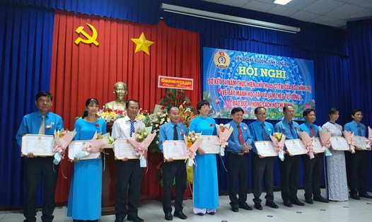 LĐLĐ tỉnh Long An khen thưởng thành tích học tập và làm theo tư tưởng, đạo đức, phong cách Hồ Chí Minh trong hệ thống công đoàn. Ảnh: K.Q