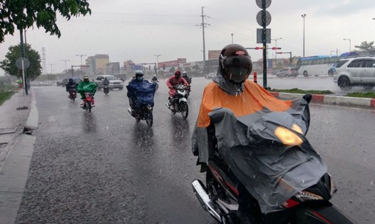 Nhiều nơi TPHCM mưa lớn chiều ngày 19.5. Dự báo có mưa dông nguy hiểm, người dân cẩn thận khi ra đường.    Ảnh: Minh Quân
