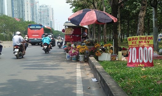 Điểm bán bảo hiểm xe máy giá bèo trên Xa lộ Hà Nội, Quận 2, TPHCM. Ảnh: Minh Khang.