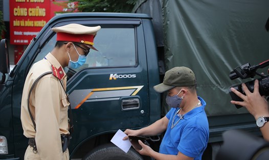 Lực lượng CSGT kiểm tra tài xế điều khiển phương tiện trong tháng tổng kiểm soát. Ảnh: Phạm Đông.