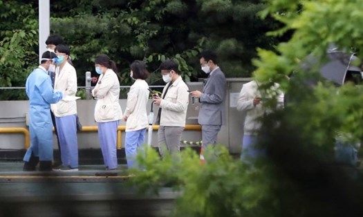 Nhân viên y tế chờ để được xét nghiệm COVID-19 tại một trung tâm sàng lọc ở bệnh viện Samsung Seoul hôm 19.5. Ảnh: Korea Times.