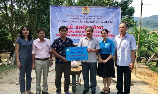 Đại diện LĐLĐ huyện A Lưới trao tặng "Mái ấm Công đoàn" cho đoàn viên Ngọc Hữu Tâu. Ảnh: LĐLĐ huyện A Lưới.