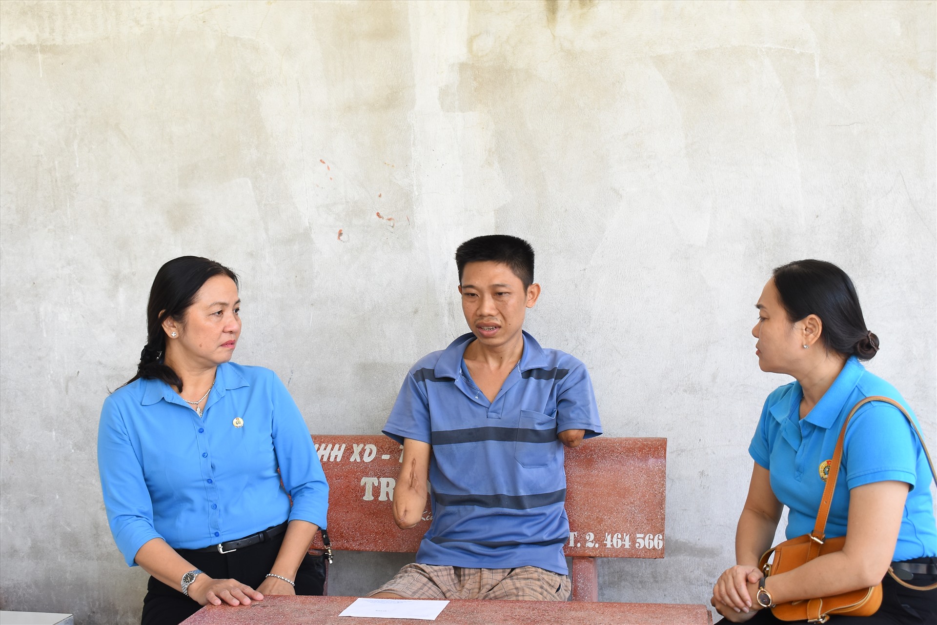 LĐLĐ TP.Cần Thơ thăm hỏi động viên người lao động. Ảnh: Thành Nhân