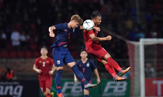 Theerathon Bunmathan trong một pha tranh chấp với Trọng Hoàng khi tuyển Việt Nam gặp Thái Lan tại vòng loại World Cup 2022. Ảnh: AFC.
