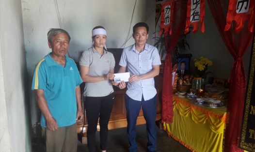 Phóng viên Báo Lao Động trao 3 triệu đồng từ Quỹ Xã hội từ thiện Tấm lòng vàng hỗ trợ gia đình nạn nhân Trần Xuân Anh ở xã Cẩm Trung, huyện Cẩm Xuyên, tỉnh Hà Tĩnh.