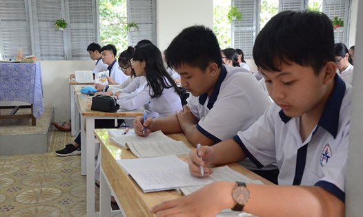 Thí sinh làm Phiếu đăng ký dự thi và nộp tại trường phổ thông nơi theo học lớp 9. Ảnh: Huyên Nguyễn
