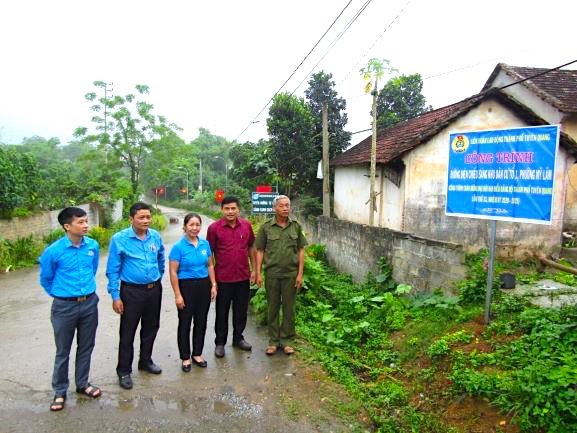 Công trình đường điện chiếu sáng được gắn biển. Ảnh: Phạm Hương
