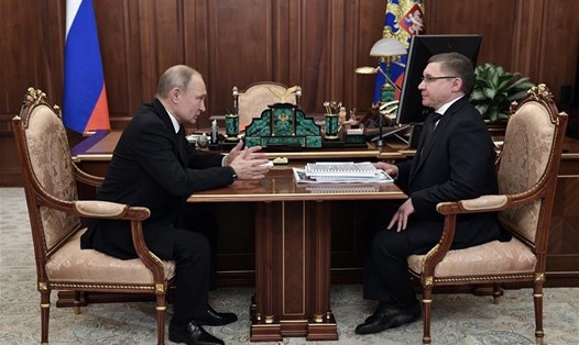 Bộ trưởng xây dựng Nga Vladimir Yakushev trong một cuộc gặp với Tổng thống Vladimir Putin. Ảnh: Sputnik/Tân Hoa Xã.