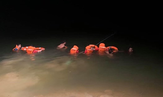 Lực lượng chức năng xuyên đêm tìm kiếm thi thể hai chú cháu đuối nước. Ảnh: Phòng Cảnh sát PCCC Nghệ An