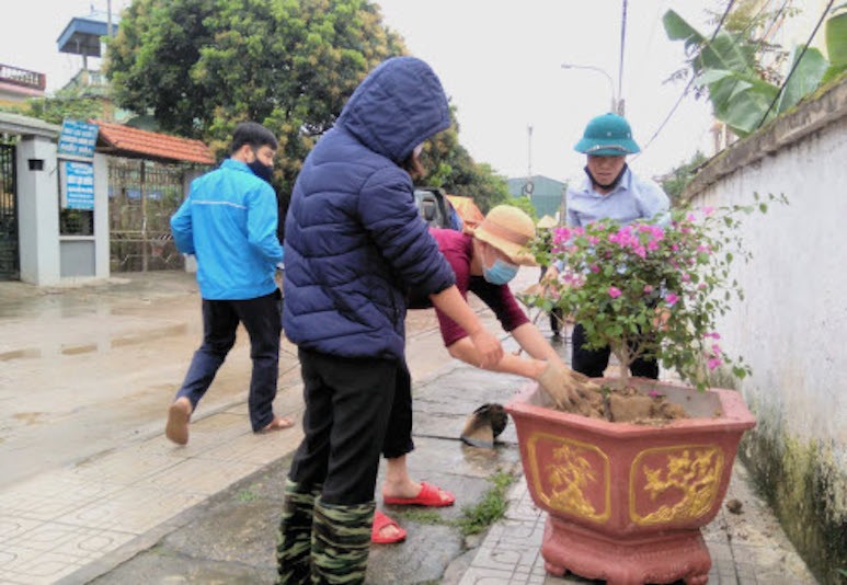 Đoàn viên LĐLĐ huyện Phú Bình (Thái Nguyên) xây dựng tuyến đường hoa. Ảnh: Văn Mưu