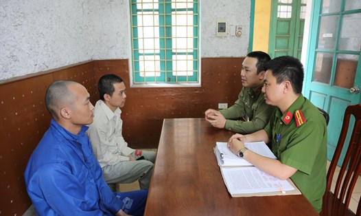 Một trong hai đối tượng người Trung Quốc đang khai nhận với Cơ quan điều tra Công an tỉnh Quảng Ninh. Ảnh: Nguyễn Khánh
