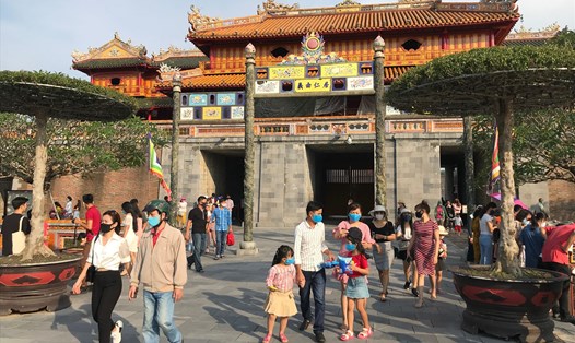 Dịp lễ 30.4, mỗi ngày Đại Nội Huế đón gần 1000 lượt khách. Ảnh: Tường Minh