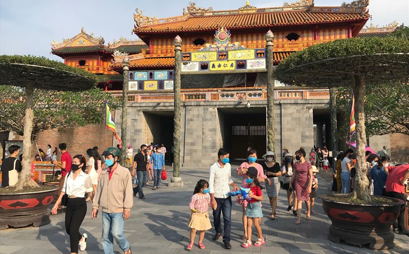 Dịp lễ 30.4, mỗi ngày Đại Nội Huế đón gần 1000 lượt khách. Ảnh: Tường Minh