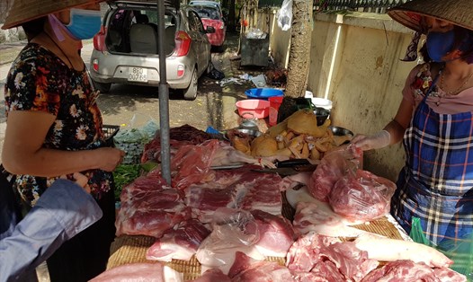 Bà Trần Thị Hồng cho biết, giá thịt mảnh lấy buôn tăng nhự 2.000 đồng/kg nhưng giá bán lẻ vẫn ổn định. Ảnh: Khánh Vũ