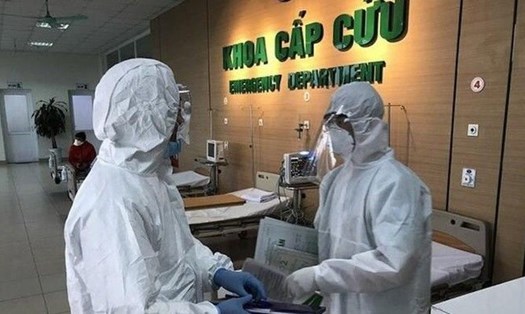 Nhân viên y tế chăm sóc người bệnh tại Bệnh viện Bệnh nhiệt đới Trung ương. Ảnh: Đặng Thanh.