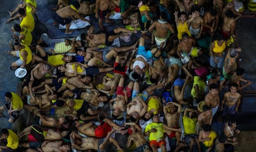 Các tù nhân sinh hoạt trong điều kiện chật chội tại nhà tù thành phố Quezon ở Manila, Philippines hôm 27.3. Ảnh: AFP.