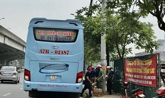 Nhiều xe khách vi phạm bị Đội 6 Phòng CSGT Hà Nội xử lý. Ảnh: Minh Hải – Duy Hoàng