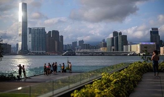 Người dân tập trung ngắm cảnh tại công viên Tamar ở Hong Kong trong điều kiện thời tiết và không khí tốt. Ảnh: AFP