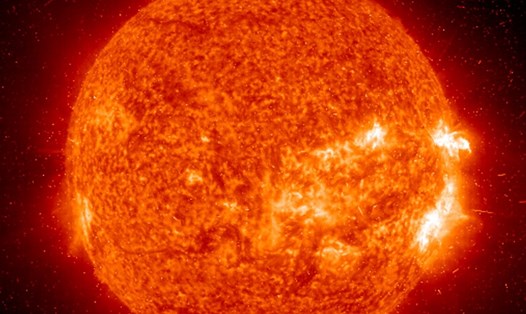 Mặt trời như 1 quả cầu lửa tỏa ra lượng nhiệt khổng lồ. Ảnh: AFP.