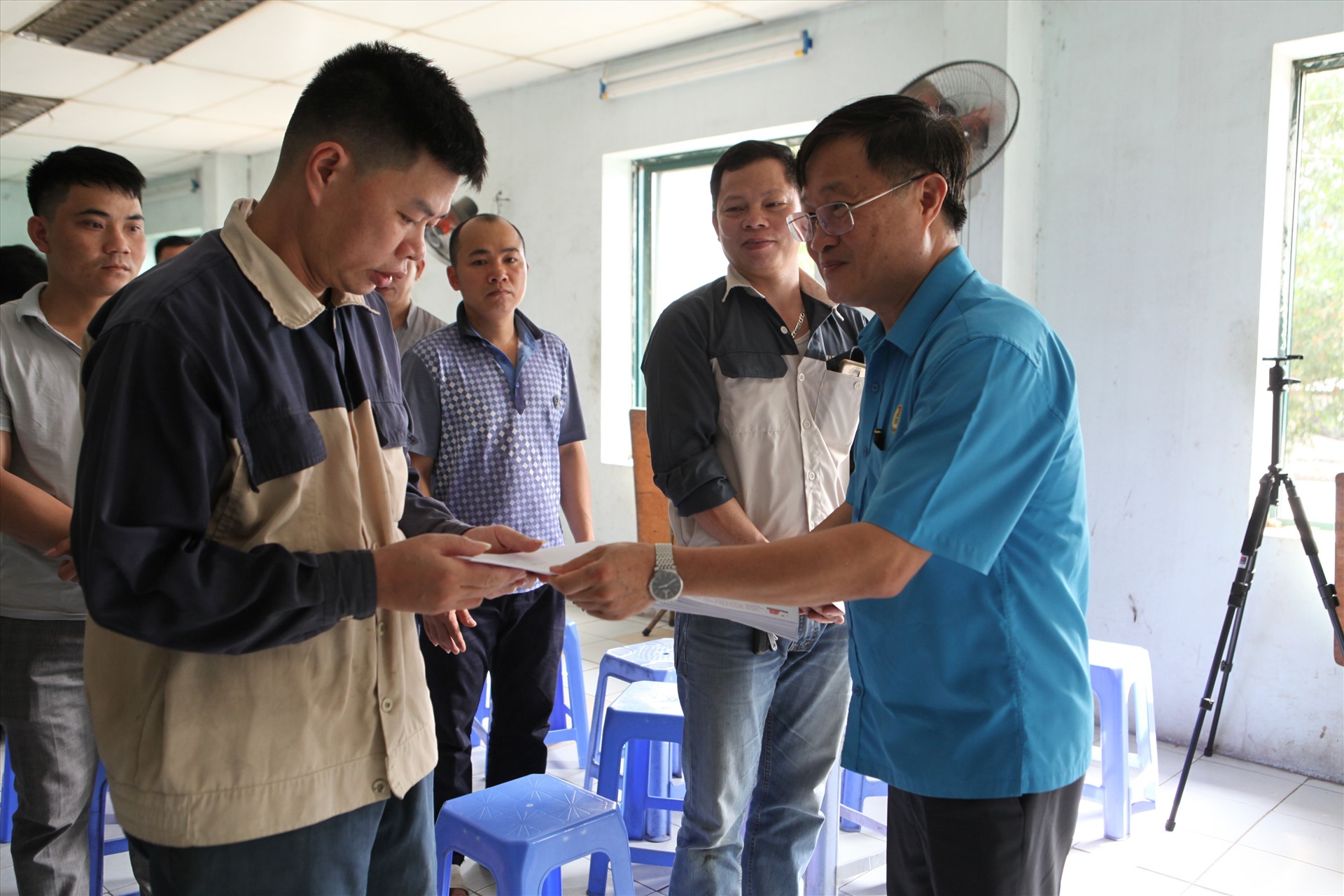 Đồng chí Vũ Ngọc Chính, Phó Chủ tịch CĐXDVN trao hỗ trợ cho đoàn viên CĐCS Công ty VIMECO thuộc CĐ Tổng công ty VINACONEX. Ảnh: Đức Cường.