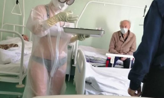 Bức ảnh y tá Nga mặc đồ lót bên trong bộ đồ bảo hộ trong suốt gây "bão" mạng. Ảnh: Tulskie Novosti