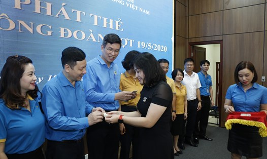 Bà Thái Quỳnh Mai Dung - Trưởng ban Đối ngoại Tổng LĐLĐ Việt Nam trao thẻ đoàn viên công đoàn cho Ban Thường vụ Công đoàn Tổng Công ty Hàng không Việt Nam. Ảnh: Quang Minh