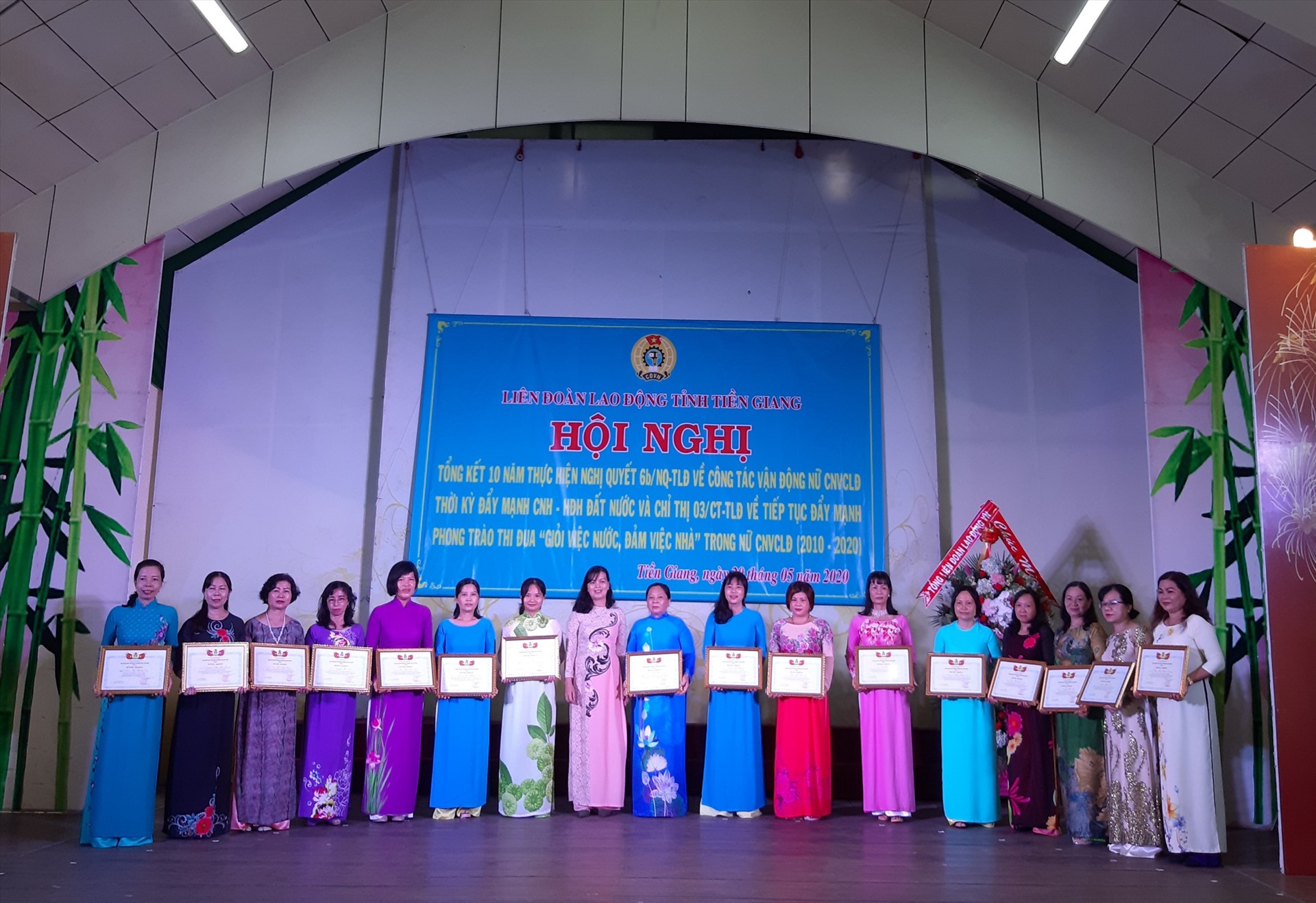 Khen thưởng các cá nhân có nhiều thành tích thực hiện Nghị quyết 6b và Chỉ thị 03 của Tổng LĐLĐVN. Ảnh: K.Q