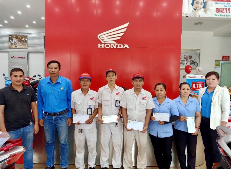 Bà Đinh Thị Mỹ Hạnh-Chủ tịch LĐLĐ huyện Lộc Ninh tặng quà cho đoàn viên tại Công ty TNHH xe máy Hưng Phát. Ảnh Ngọc Huy