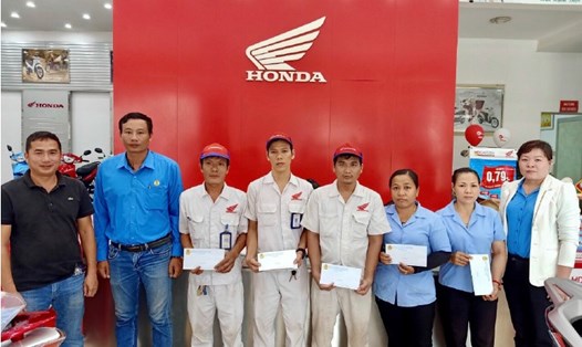 Bà Đinh Thị Mỹ Hạnh-Chủ tịch LĐLĐ huyện Lộc Ninh tặng quà cho đoàn viên tại Công ty TNHH xe máy Hưng Phát. Ảnh Ngọc Huy