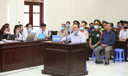 Bị cáo Nguyễn Văn Hiến (ngồi trước bục) tại phiên tòa sơ thẩm. Ảnh: Thông tấn quân sự.
