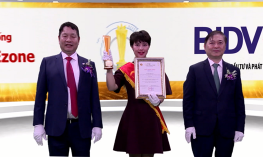 Bà Lê Thị Thanh Yên - Đại diện Ban Phát triển Ngân hàng Bán lẻ BIDV nhận giải thưởng vinh danh Hệ thống BIDV-Ezone. Ảnh BIDV