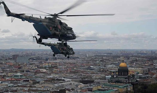 Máy bay trực thăng quân sự Mi-8 của Nga bay qua thành phố trong một cuộc diễn tập cho cuộc diễu hành trên không hôm 7.5 tại Saint Petersburg, Nga. Ảnh: Reuters.