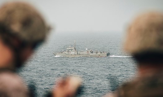 Thủy quân lục chiến Mỹ theo dõi tàu Iran ở eo biển Hormuz. Ảnh: Reuters